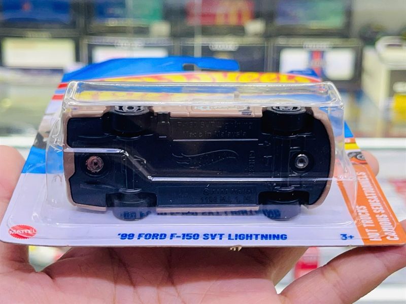  Mô hình xe 99 Ford F-150 SVT Lightning Hotwheels kim loại có bản quền chính hãng tỉ lệ 1:64 C4982-FO 