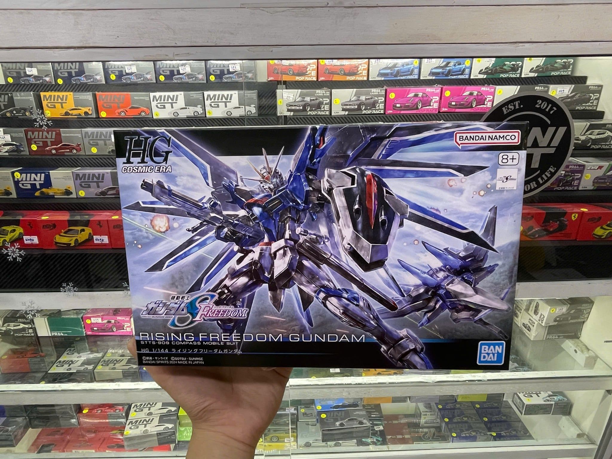  Mô hình figure lắp ráp gundam HG 1/144 Rising Freedom Gundam Bandai 4573102662842 
