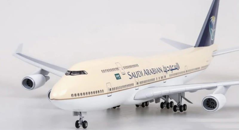  Mô hình máy bay Saudi Arabian Boeing B747 có bánh xe kích thước 47cm no led MB47106 