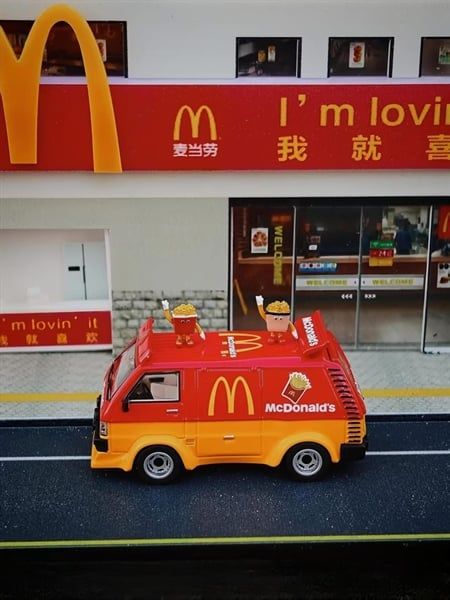  Mô hình xe Mitsubishi Delica custom Mcdonald's limited 600pcs tỉ lệ 1:64 Bliss model OT64737 