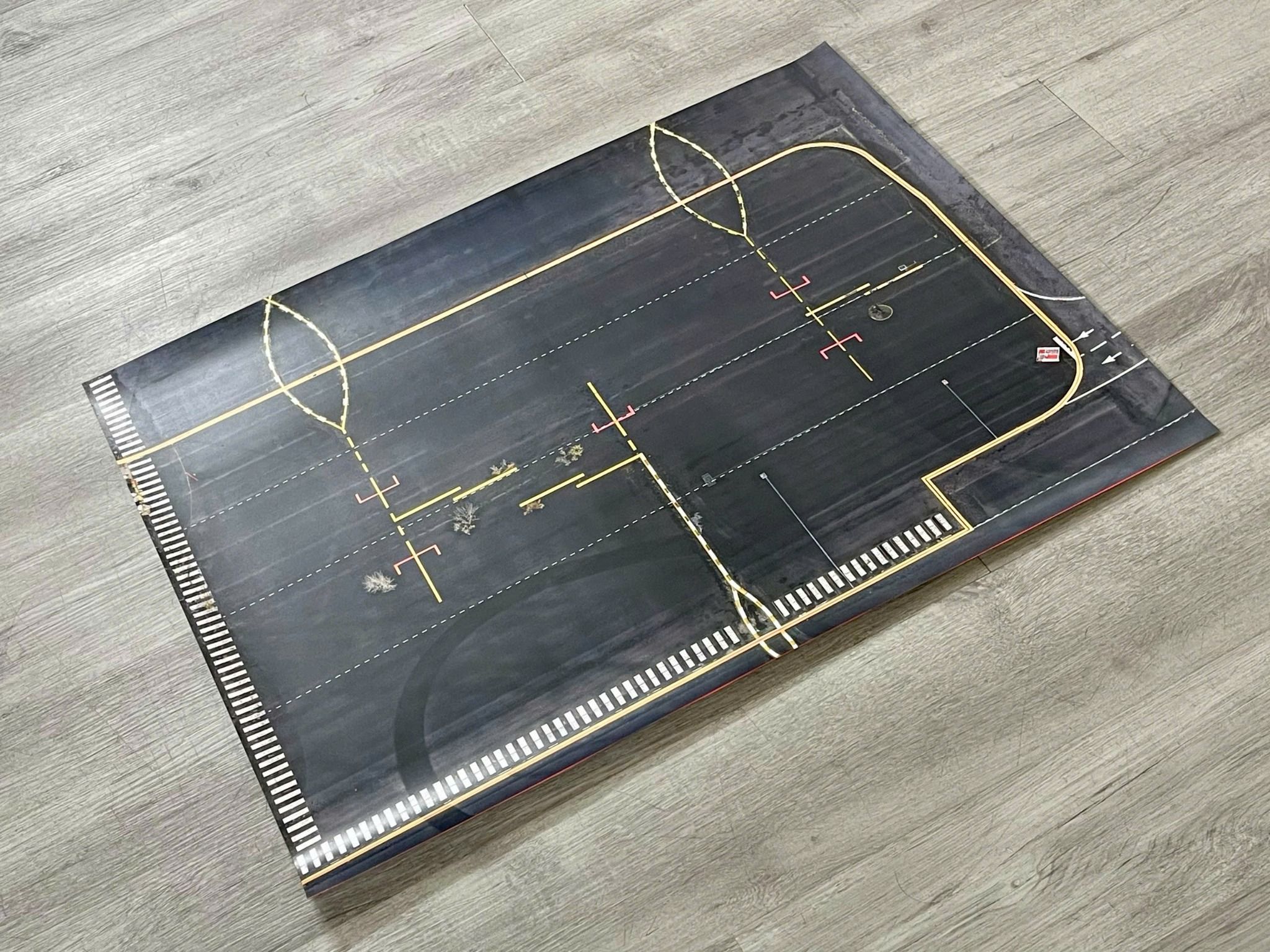  Phụ kiện trưng bày bãi đáp, đường băng chất liệu in pp 60x80cm cán mờ chống nước bụi bẩn dành cho máy bay mô hình nhiều tỉ lệ DR053 