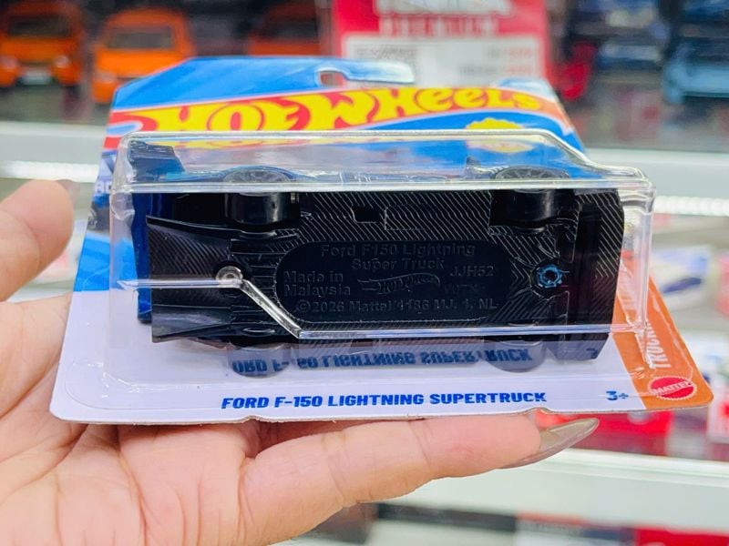  Mô hình xe Ford F150 lightning Supertruck Hot Wheels kim loại có bản quyền chính hãng tỉ lệ 1:64 C4982-FO 