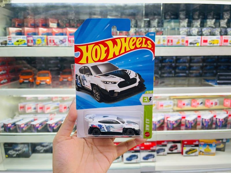  Mô hình xe Ford Mustang Mach E 1400 whirte Hot Wheels kim loại có bản quyền chính hãng tỉ lệ 1:64 C4982-FO 