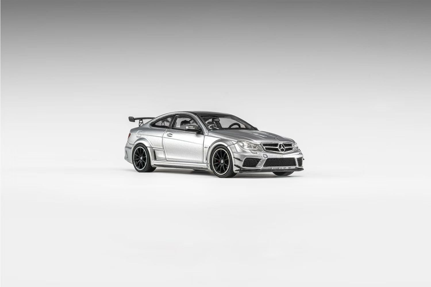  Mô hình xe Mercedes Benz C63 BS Edition wing tỉ lệ 1:64 Classic Garage model OT64653 