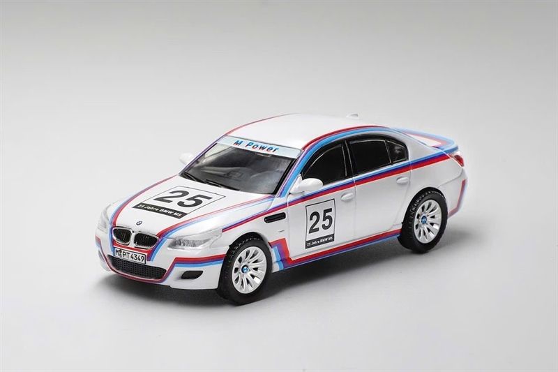  Mô hình xe BMW 5 Series Four-Door Sedan M5 E60 White 25th Anniversary (216) tỉ lệ 1:64 Shadow model OT64478 