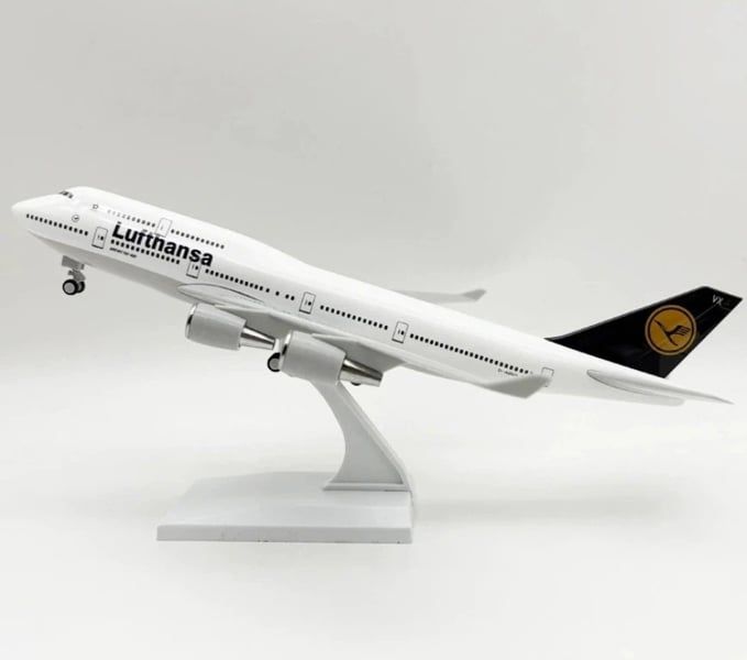  Mô hình máy bay Lufthansa B747 có bánh xe - kích thước 30cm MB30053 