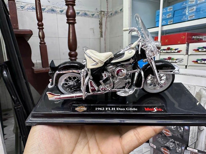 Mô hình xe Harley Davison 1962 FLH Duo Glide Black tỉ lệ 1:18 Maisto MT18011 