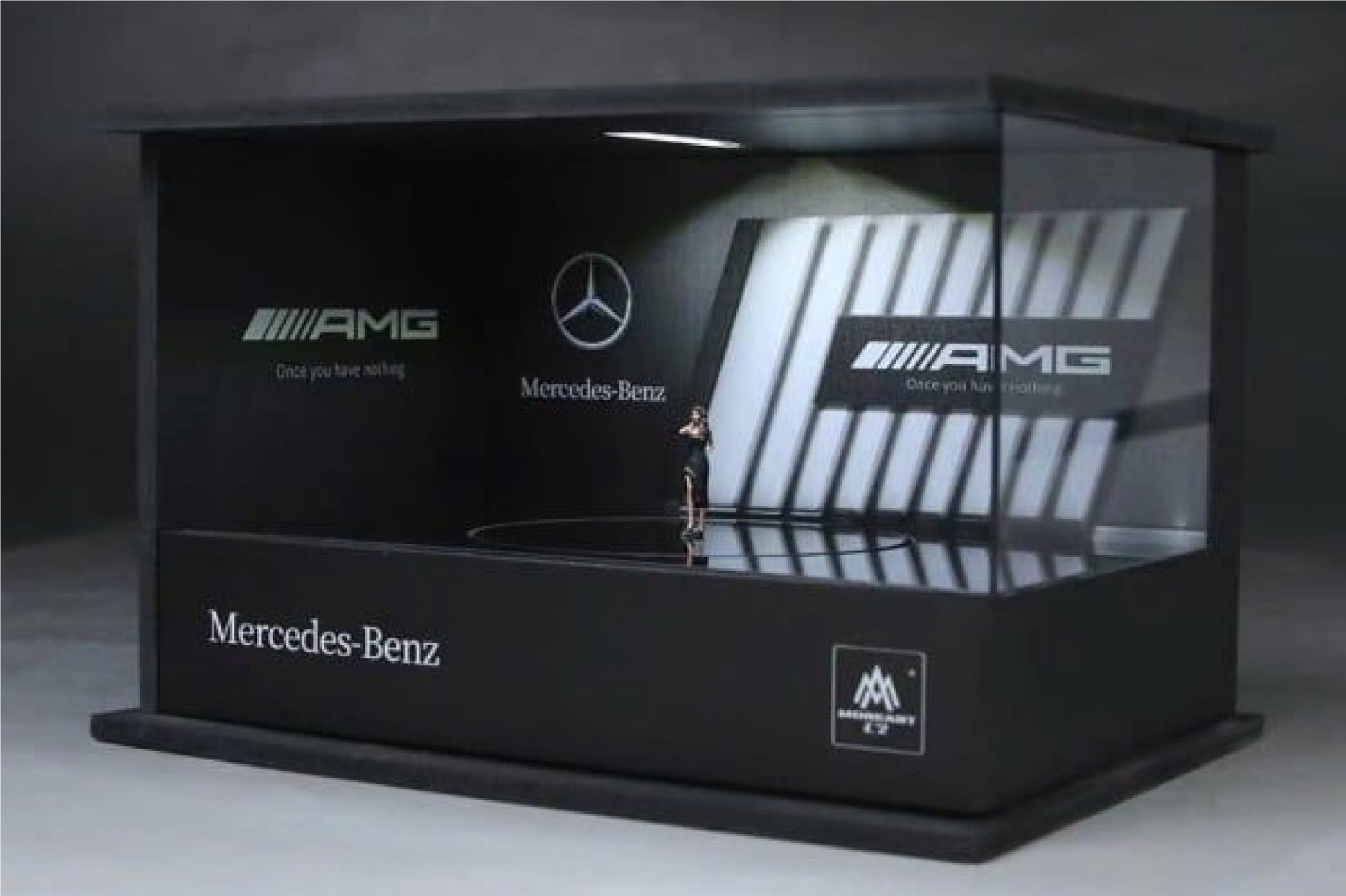  Hộp trưng bày mô phỏng showroom Mercedes-Benz có bàn xoay - đèn kèm nhân vật kích thước 20 cm x 15 cm x 13 cm tỉ lệ 1:64 MoreArt MO917006 