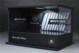  Hộp trưng bày mô phỏng showroom Mercedes-Benz có bàn xoay - đèn kèm nhân vật kích thước 20 cm x 15 cm x 13 cm tỉ lệ 1:64 MoreArt MO917006 