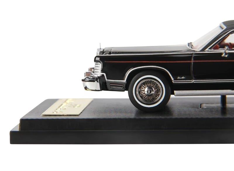  Mô hình xe 1979 Lincoln Continental Town Car tỉ lệ 1:64 SunStar x Turning Crush OT64709 