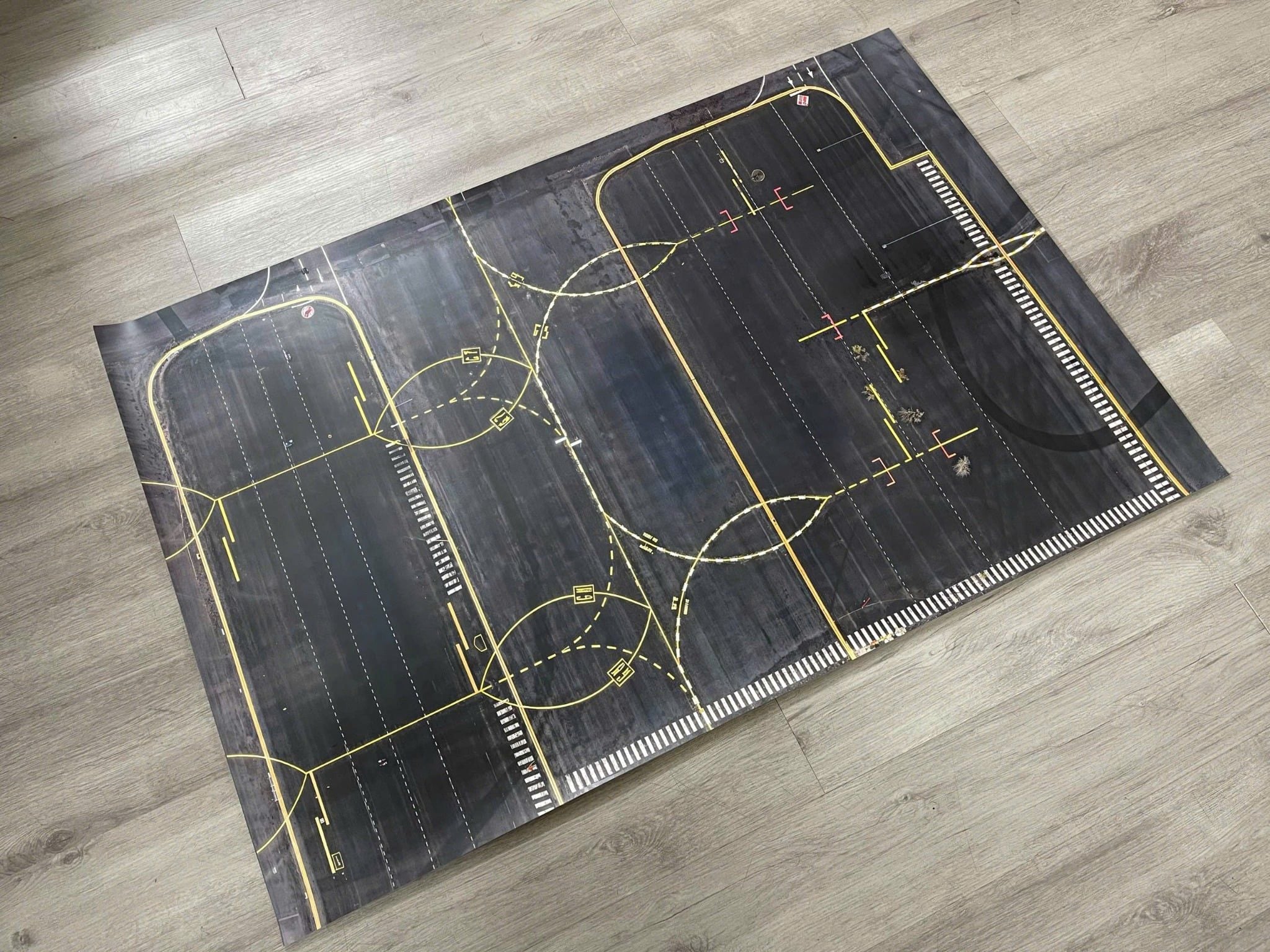  Phụ kiện trưng bày bãi đáp, đường băng chất liệu in pp 80x120cm cán mờ chống nước bụi bẩn dành cho máy bay mô hình nhiều tỉ lệ DR053 