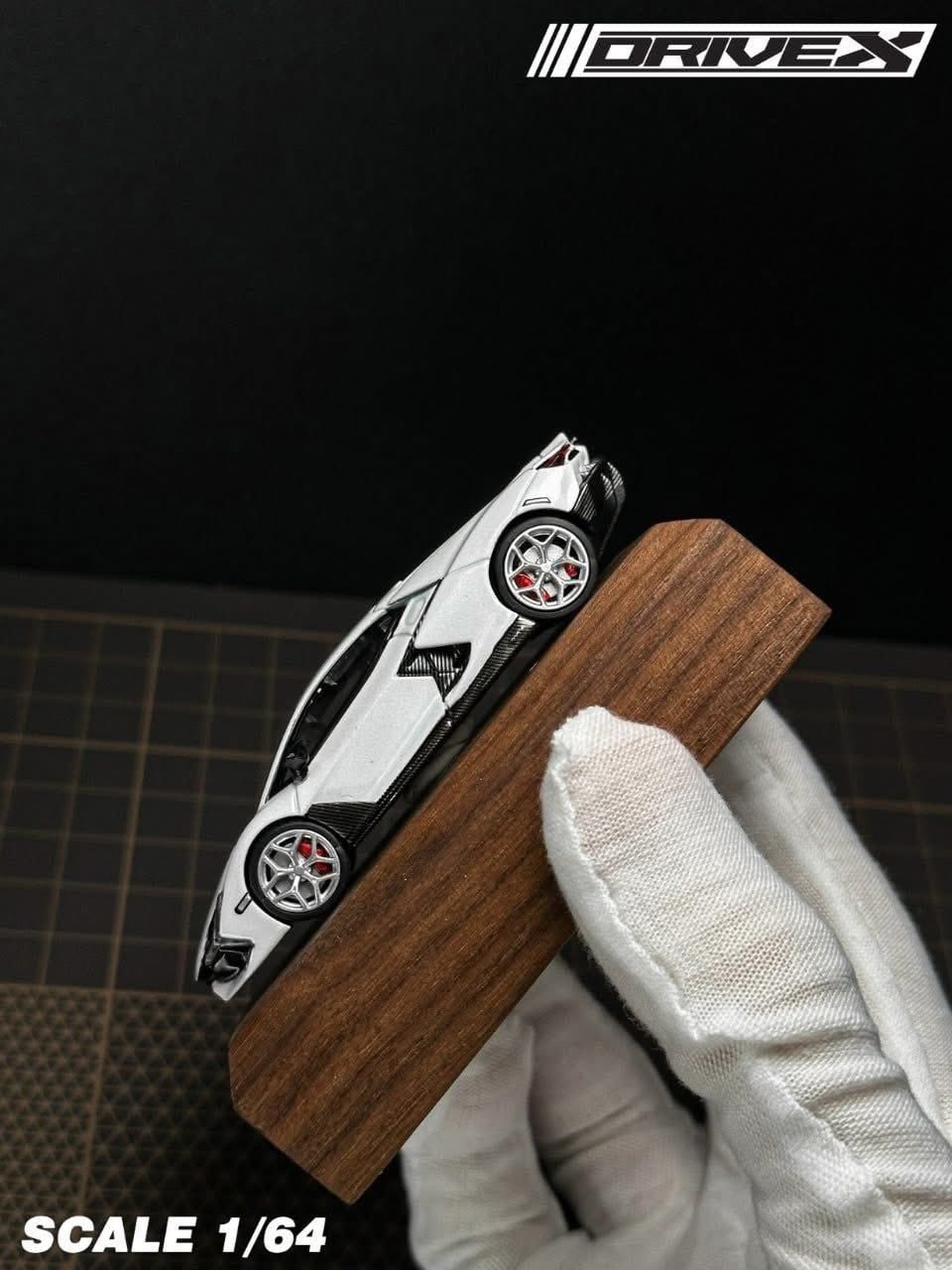  Mô hình xe lamorghini Revuelto Hanging Card Board Diecast Model tỉ lệ 1:64 Drive X OT64785 