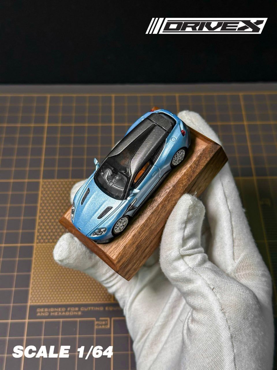 Mô hinh xe Aston Martin Vanquish Zagato Shooting Brake Hanging Card Board Diecast Model tỉ lệ 1:64 Drive X OT64789 