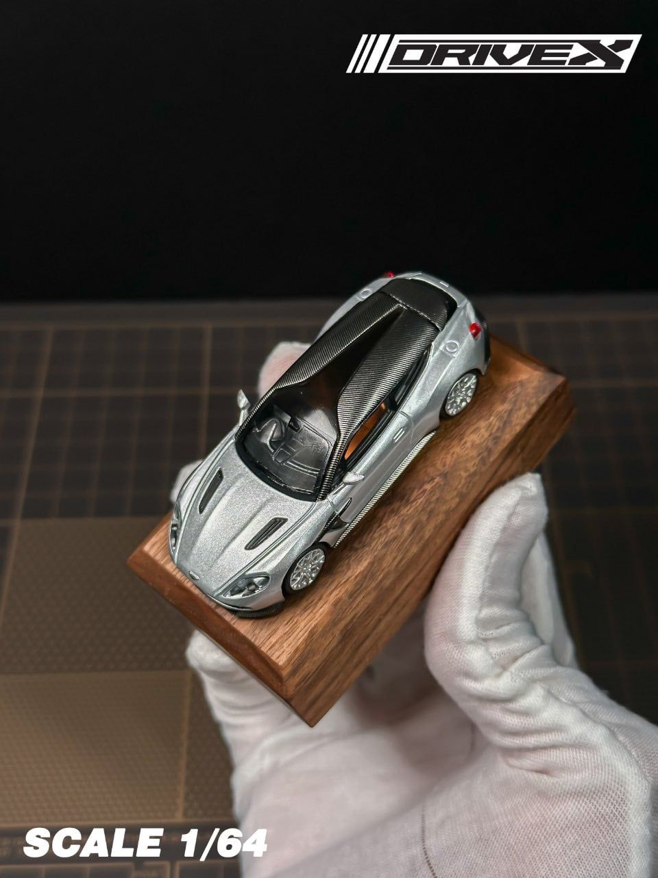  Mô hinh xe Aston Martin Vanquish Zagato Shooting Brake Hanging Card Board Diecast Model tỉ lệ 1:64 Drive X OT64789 