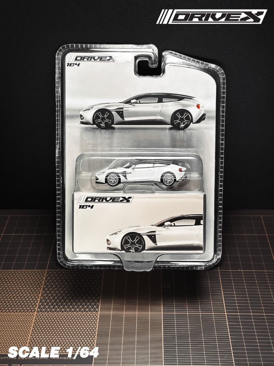  Mô hinh xe Aston Martin Vanquish Zagato Shooting Brake Hanging Card Board Diecast Model tỉ lệ 1:64 Drive X OT64789 