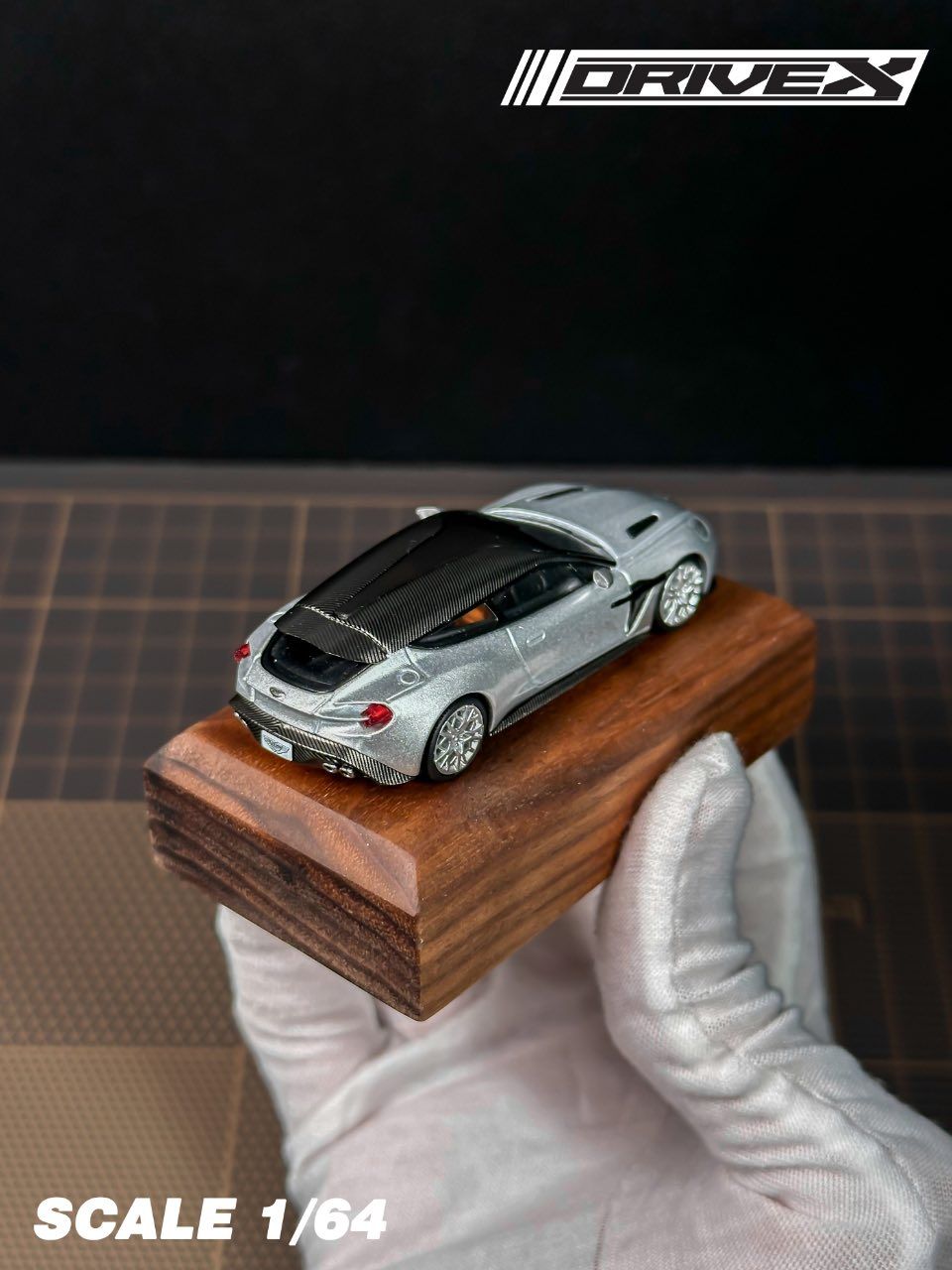  Mô hinh xe Aston Martin Vanquish Zagato Shooting Brake Hanging Card Board Diecast Model tỉ lệ 1:64 Drive X OT64789 