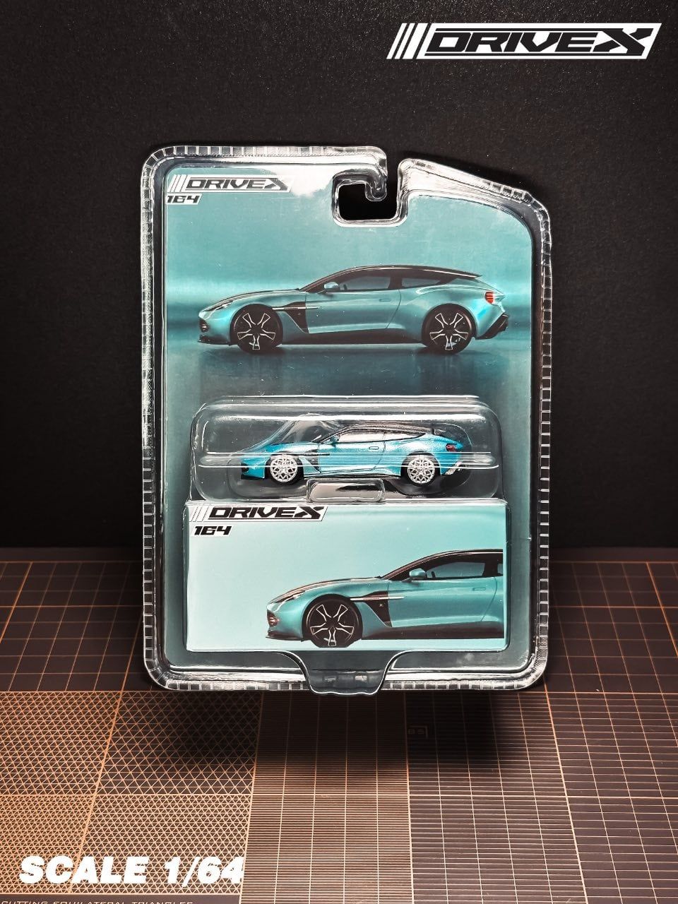  Mô hinh xe Aston Martin Vanquish Zagato Shooting Brake Hanging Card Board Diecast Model tỉ lệ 1:64 Drive X OT64789 