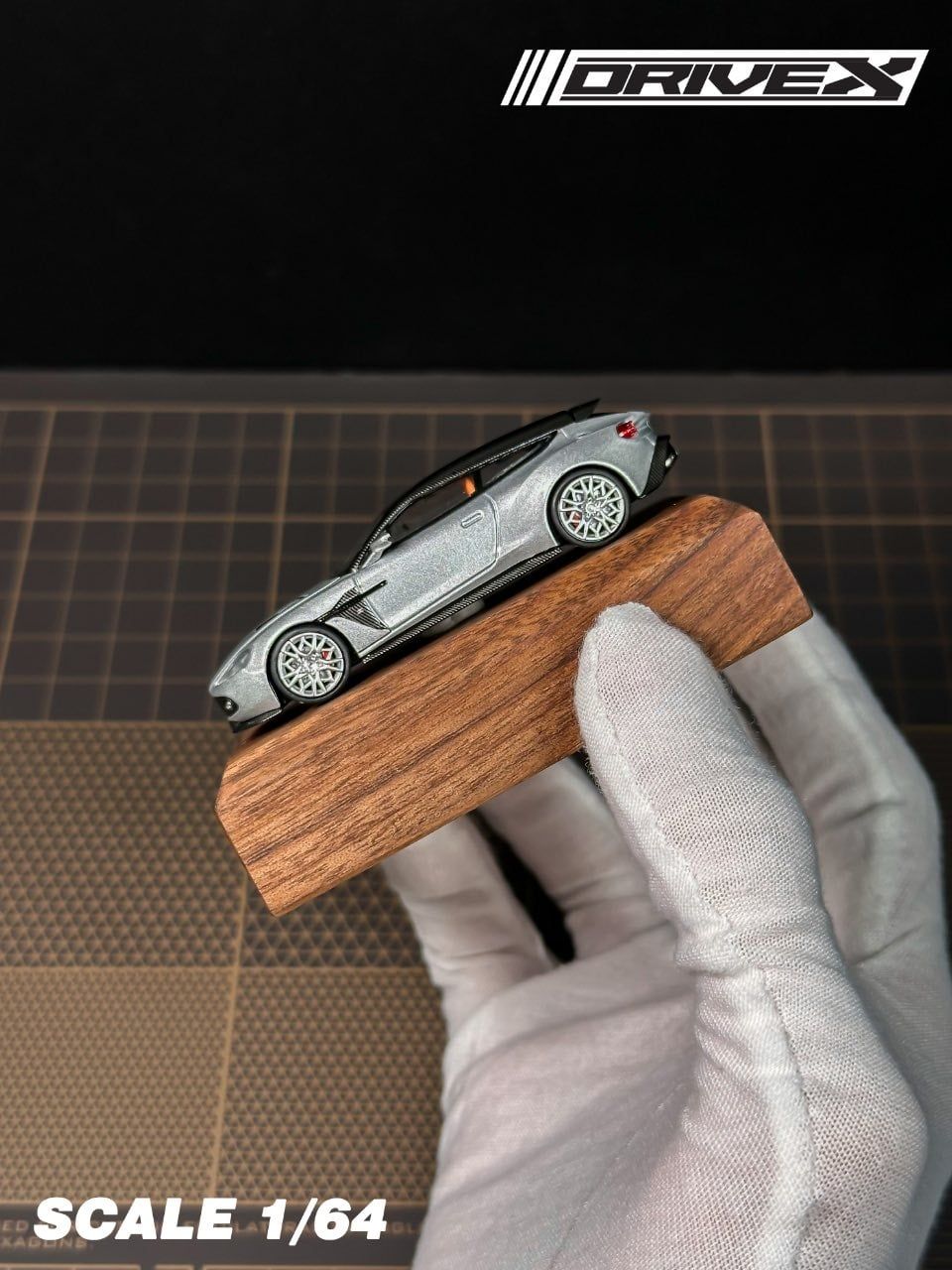  Mô hinh xe Aston Martin Vanquish Zagato Shooting Brake Hanging Card Board Diecast Model tỉ lệ 1:64 Drive X OT64789 