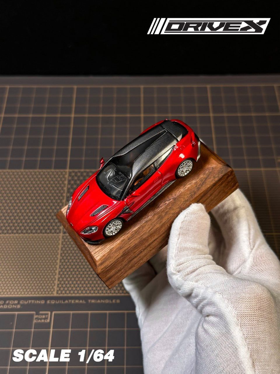  Mô hinh xe Aston Martin Vanquish Zagato Shooting Brake Hanging Card Board Diecast Model tỉ lệ 1:64 Drive X OT64789 