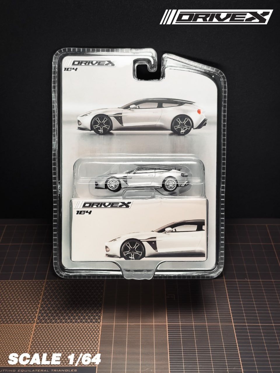  Mô hinh xe Aston Martin Vanquish Zagato Shooting Brake Hanging Card Board Diecast Model tỉ lệ 1:64 Drive X OT64789 