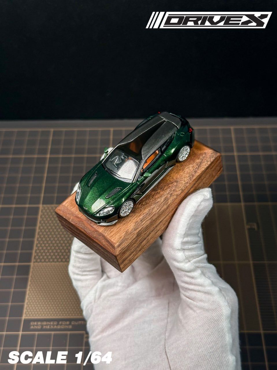 Mô hinh xe Aston Martin Vanquish Zagato Shooting Brake Hanging Card Board Diecast Model tỉ lệ 1:64 Drive X OT64789 