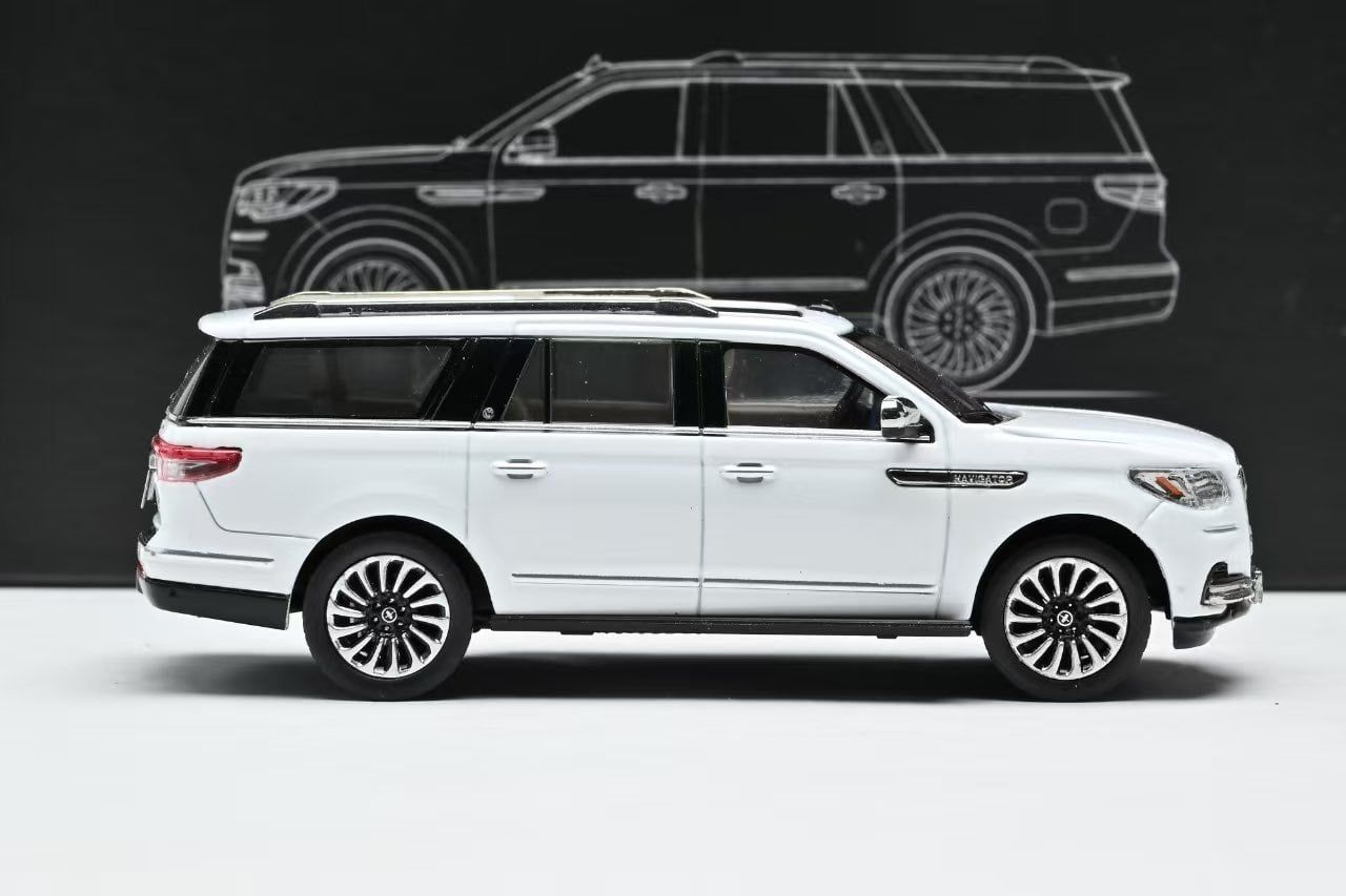  Mô hình xe Lincoln Navigator 2022 (LWB) tỉ lệ 1:64 WTX model OT64797 