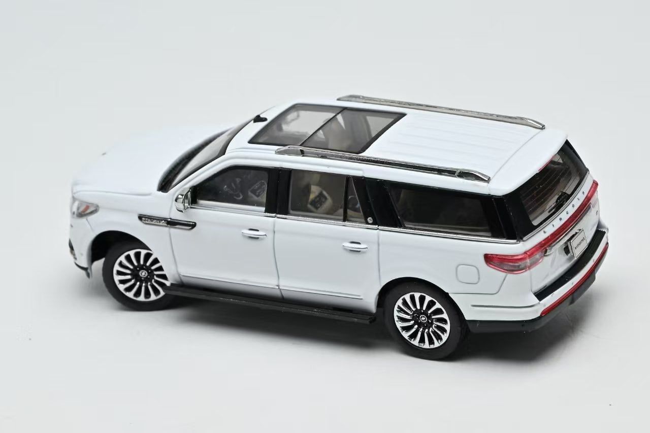  Mô hình xe Lincoln Navigator 2022 (LWB) tỉ lệ 1:64 WTX model OT64797 
