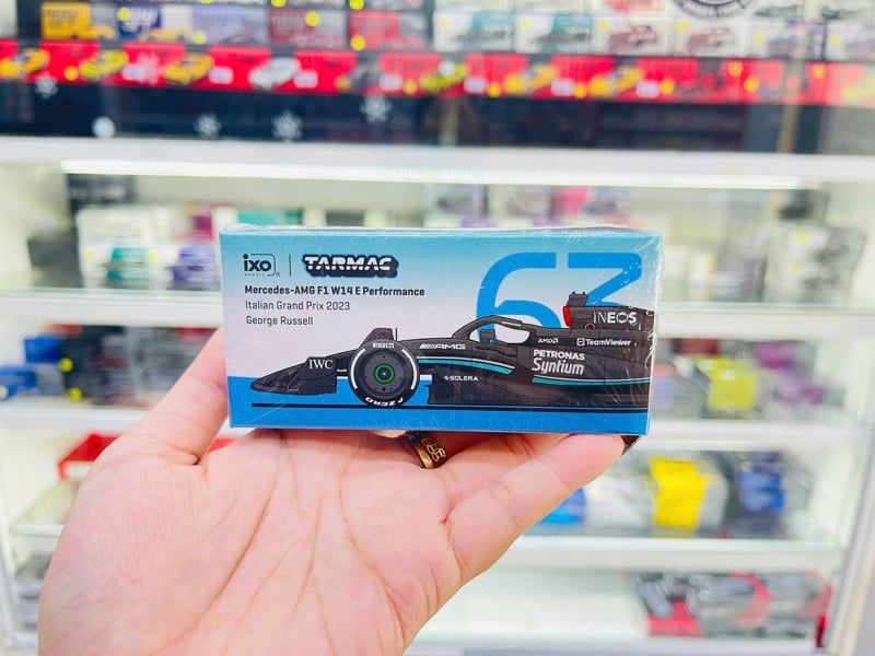  Mô hình xe Mercedes-AMG F1 W14 E Performance Italian Grand Prix 2023 George Russell tỉ lệ 1:64 Tarmac Works T64G-F064-GR2 