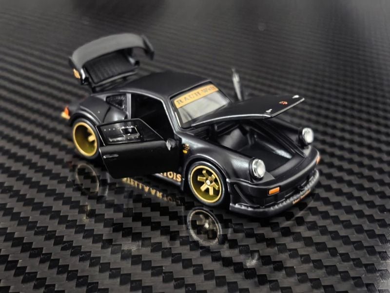  Mô hình xe RWB 930 Stella Artois Matte Black livery đi kèm fig tỉ lệ 1:64 HG Model OT64850 
