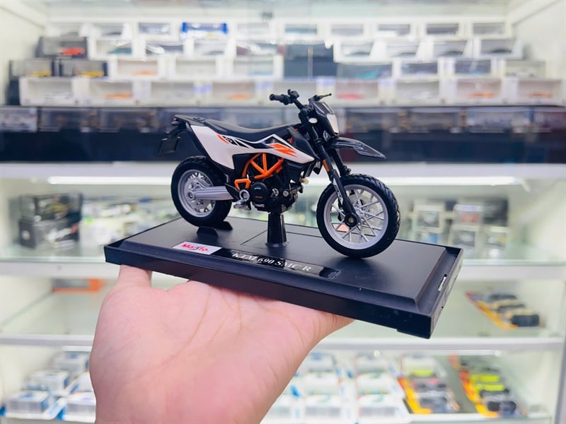  Mô hình xe mô tô cào cào KTM 690 SMC R orange tỉ lệ 1:18 Maisto MT18056 