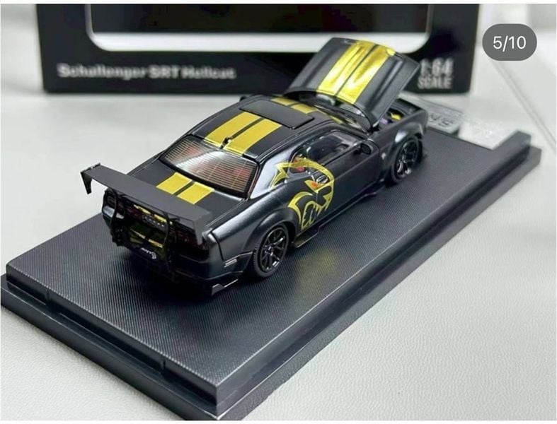  Mô hình xe ô tô Dodge Challenger SRT Hellcat black stripe gold mở được capo limited 499pcs tỉ lệ 1:64 Model car & Streetweapon OT64598 