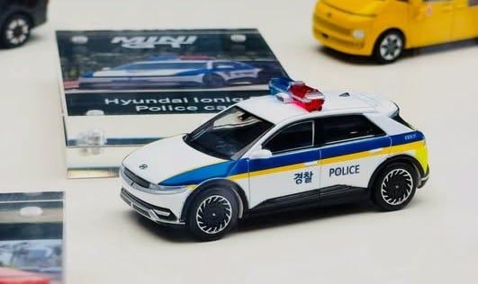  Mô hình xe Hyundai Ioniq 5 Police Car tỉ lệ 1:64 MiniGT MGT01383 