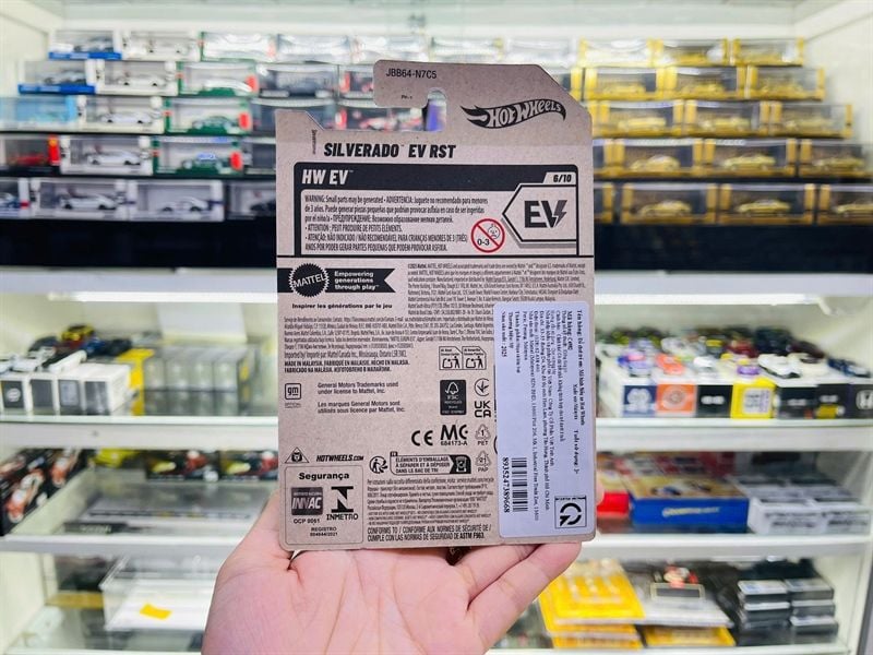  Mô hình xe tải Chevrolet Chevy silverado EV RST Hotwheels kim loại có bản quyền chính hãng tỉ lệ 1:64 C4982-CV 
