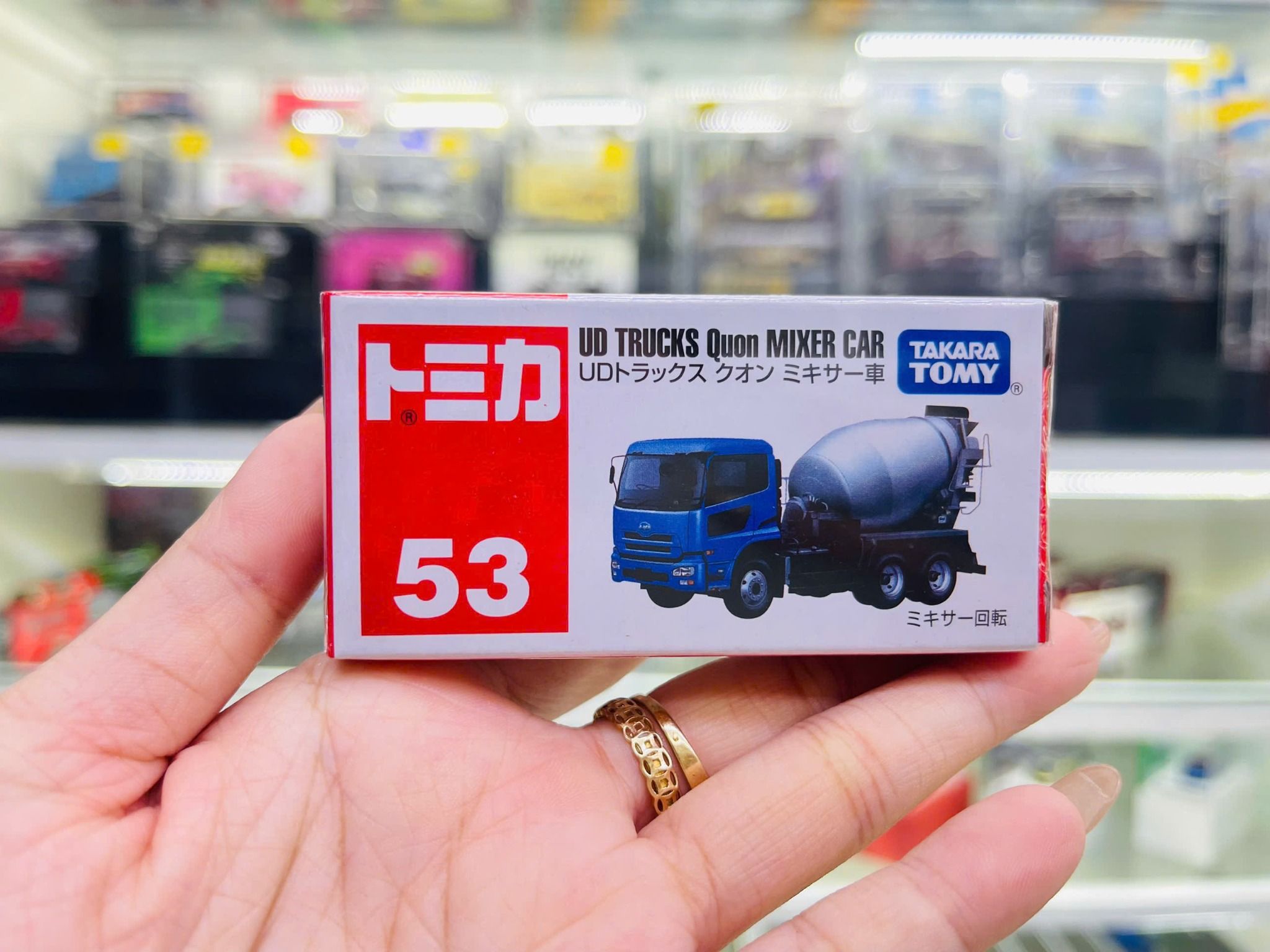  Mô hình xe tải No.53-3 Nissan Diesel Quon tỉ lệ 1:64 Tomica 742241 