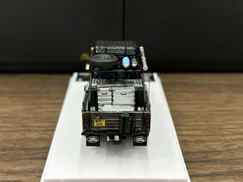  Mô hình xe Land Rover Defender Tomb Raider Angelina Jolie's limited 999pcs có phụ kiện đi kèm tỉ lệ 1:64 Street Weapon OT64843 