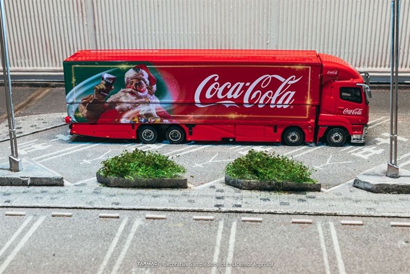  Mô hình xe Mitsubishi Fuso Super Great Coca-Cola Santa Truck Limited to 2,700pcs tỉ lệ 1:64 Tarmac Works T64T-TL001-CC 