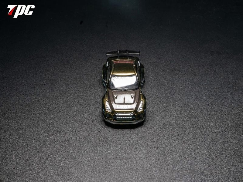  Mô hình xe Nissan GTR R35 LBWK Titanium Chameleon tỉ lệ 1:64 TPC model OT64799 