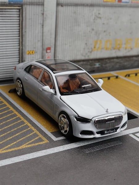  Mô hình xe Maybach S680 luxury white tỉ lệ 1:64 DEcode DE6447002 