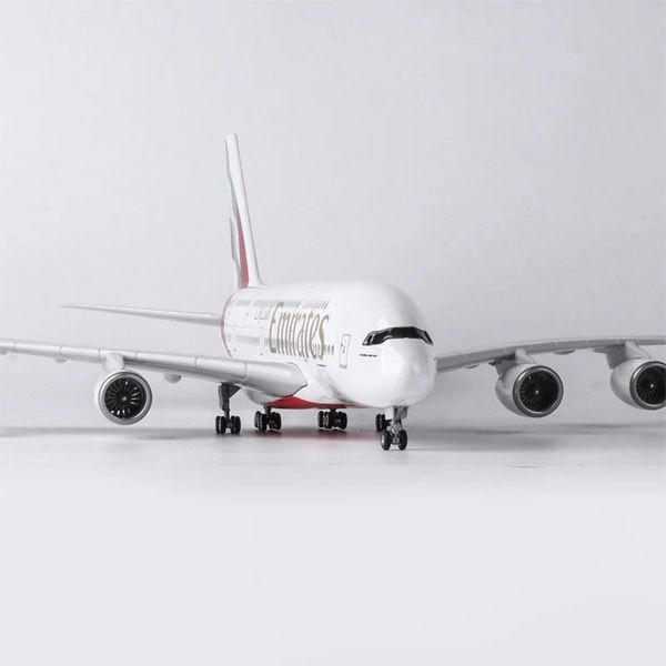  Mô hình máy bay Emirates Airbus A380 có bánh xe kích thước 47cm MB47098 