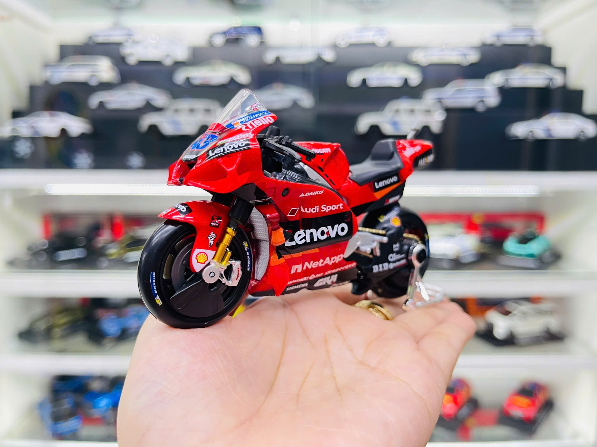  Mô hình xe mô tô GP Ducati Desmoscidici Lenovo Racing 2022 tỉ lệ 1:18 Maisto 8125 