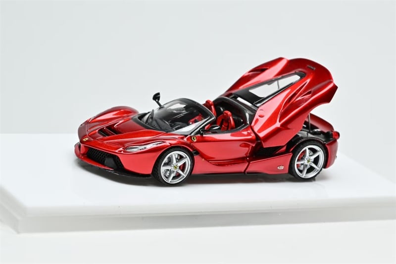  Mô hình xe Ferrari LaFerrai F150 Aperta Rosso Maranello Limited 699 pcs tỉ lệ 1:64 Street Buster OT64794 