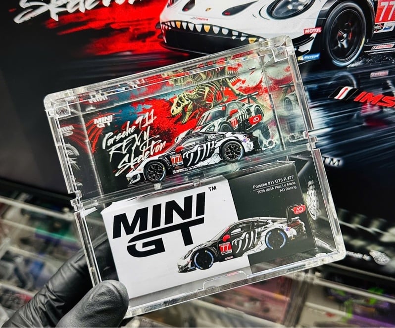  Hộp trưng bày mô hình Porsche 911 GT3 R #77 AO Racing ‘Rexy Skeleton tỉ lệ 1:64 PRISMBOX MN1143 