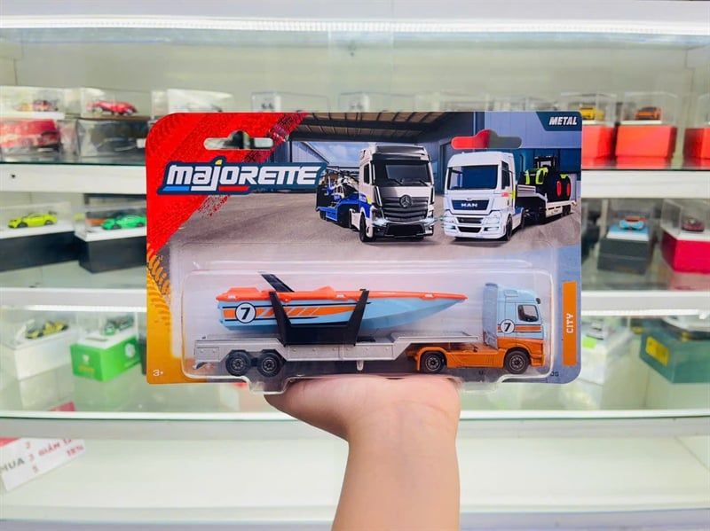  Mô hình xe city transporter Mercedes Benz Actros with Yacht Gulf 18.8cm tỉ lệ 1:64 Majorette 8503003000 