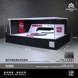  Hộp trưng bày mô phỏng showroom Nissan có bàn xoay - có đèn kích thước 33,7cm x 23,7cm x 14,5cm tỉ lệ 1:64 MoreArt MO970104 