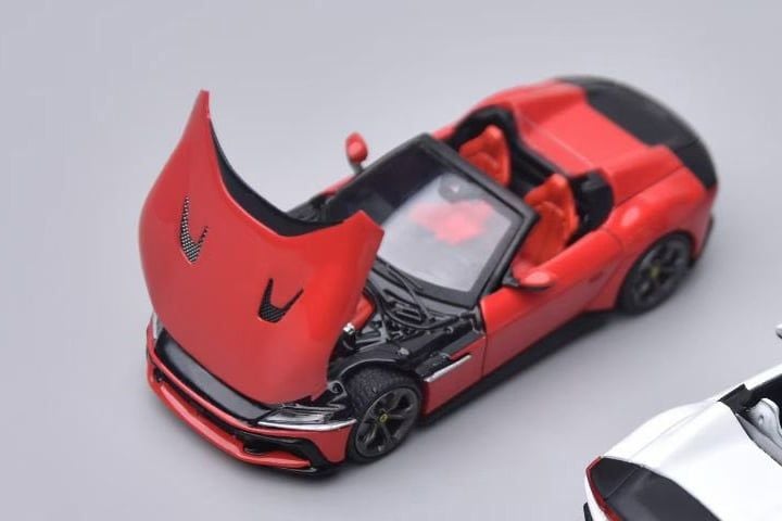  Mô hình xe Ferrari 12Cilindri Coupe Hardtop tỉ lệ 1:64 Phantom Knight OT64824 