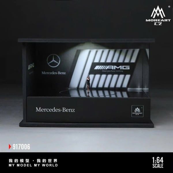  Hộp trưng bày mô phỏng showroom Mercedes-Benz có bàn xoay - đèn kèm nhân vật kích thước 20 cm x 15 cm x 13 cm tỉ lệ 1:64 MoreArt MO917006 