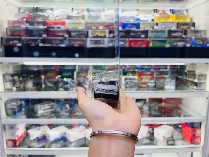  Mô hình xe tải Chevrolet Chevy sivlerado EV RST Hotwheels kim loại có bản quyền chính hãng tỉ lệ 1:64 C4982-CV 