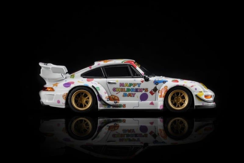  Mô hình xe Porsche RWB Rauht Welt 993 Children's Day tỉ lệ 1:64 Motorhelix M62210 