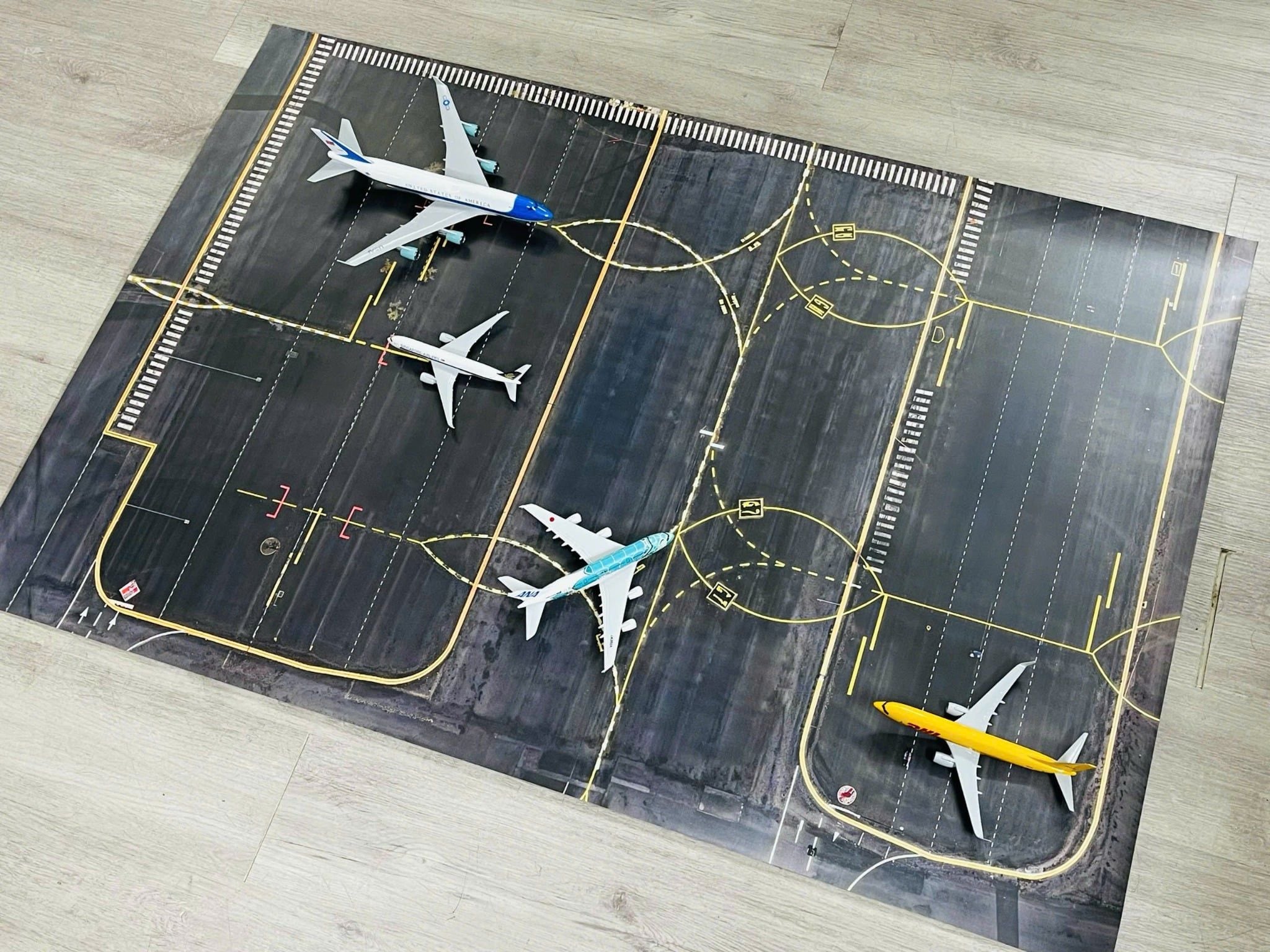  Phụ kiện trưng bày bãi đáp, đường băng chất liệu in pp 80x120cm cán mờ chống nước bụi bẩn dành cho máy bay mô hình nhiều tỉ lệ DR053 