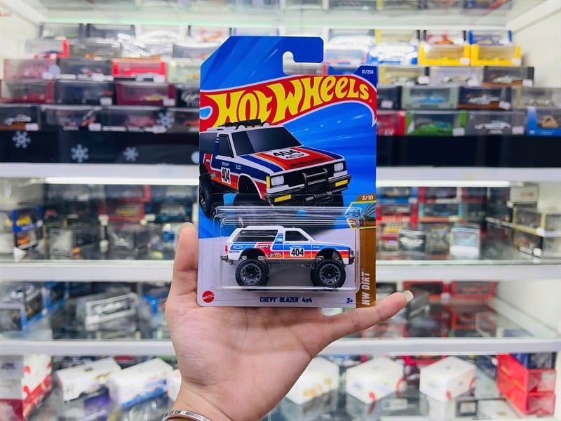  Mô hình xe tải Chevrolet Chevy Blazer 4x4 white Hotwheels kim loại có bản quyền chính hãng tỉ lệ 1:64 C4982-CV 